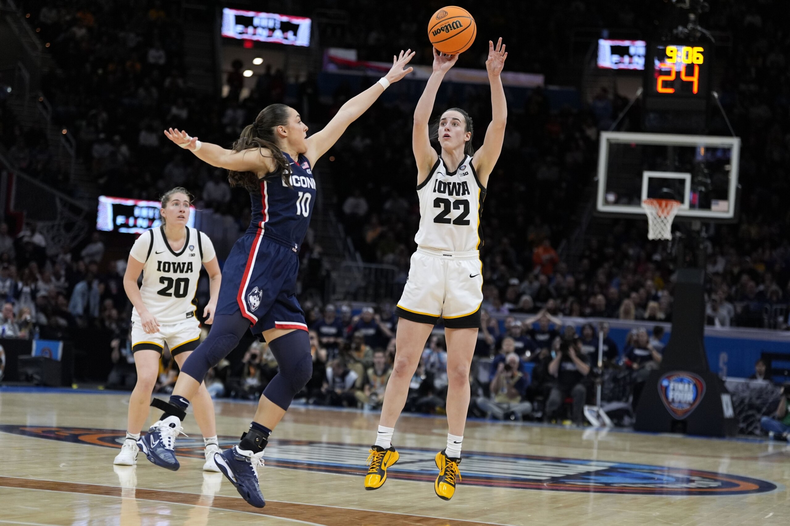 Caitlin Clark leads Iowa rally for 7169 win over UConn in women’s