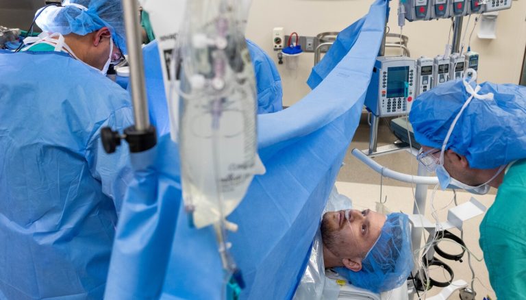 Northwestern surgeons perform one of the first 'awake' kidney ...